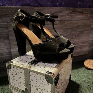 Black open toe chunky pumps